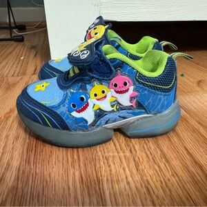 Pinkfong Baby Shark Toddler Kids Light Up Sneakers Shoes sz: 5